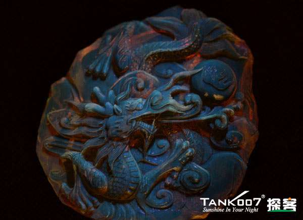 網(wǎng)上用紫光手電鑒定琥珀的帖子這么多，哪個(gè)是真假？