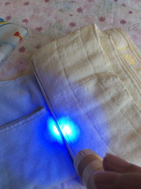  寶媽買了紫光手電，衣服上好多熒光劑，看的心慌害怕