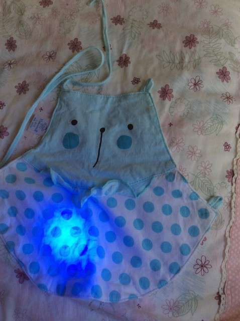  寶媽買了紫光手電，衣服上好多熒光劑，看的心慌害怕